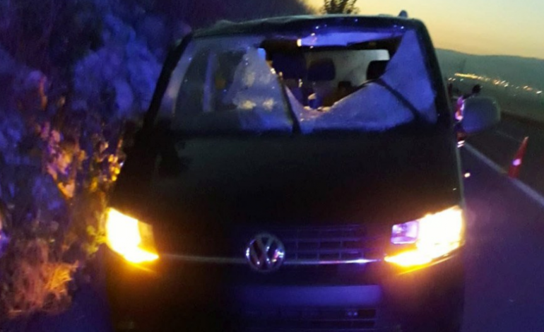 MAKINA PËRPLASET ME KAMIONIN/ Humb jetën një djalë. Goma rezervë ishte shkëputur nga…