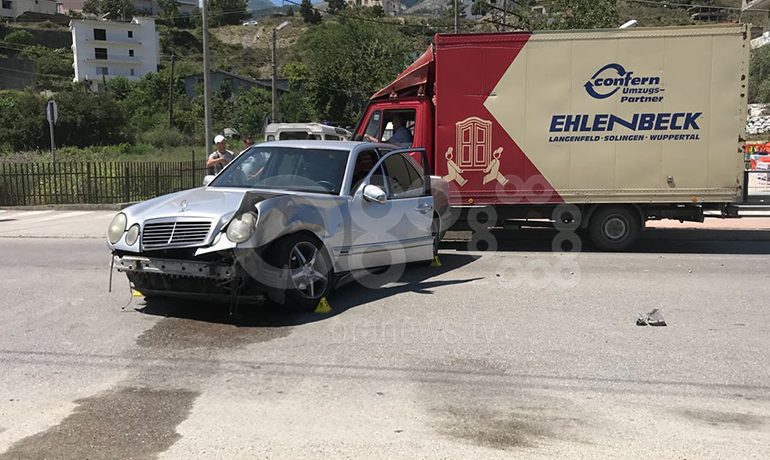 AKSIDENT I RËNDË NË GJIROKASTËR/ Dy makina përplasen me njëra tjetrën. Një prej shoferëve me urgjencë në…