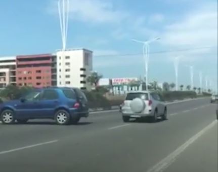 AKSIDENT I RËNDË NË AUTOSTRADË/ Makinat “detyrohen” të kthehen pas në rrugë. Gjendja e personave…