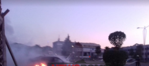 Shpërthen në FLAKË dhe SHKRUMBOHET makina në autostradën Tiranë-Durrës…