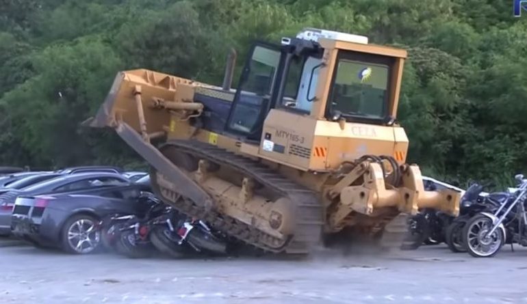 VENDIMI DRASTIK/ Shkatërrohen mbi 60 makina luksi të ardhura nga trafikantët e…(VIDEO)