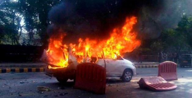 Makina përfshihet nga FLAKËT në Korçë, policia jep DYSHIMET e para: 44 vjeçari…