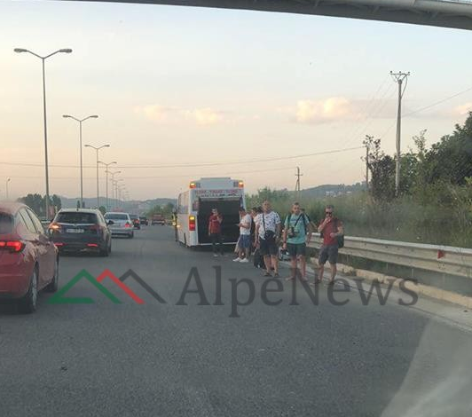 E DIELA E “PLAZHIT”/ Autobusit i çahet GOMA në autostradë. Rëndohet lëvizja e automjeteve dhe… (FOTOT)