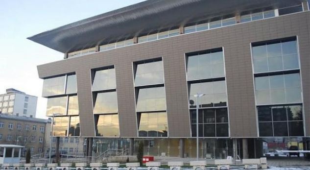 U KAP DUKE VJEDHUR NË MES TË DYQANIT/ Kush është zyrtarja shqiptare që u NDALUA nga policët…