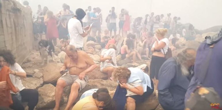Gjetën “shpëtim” te shkëmbinjtë, publikohen pamje të tjera tmerruese nga zjarri në Greqi (VIDEO)