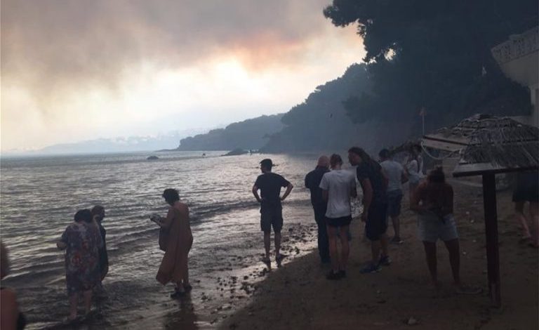 ZJARRET PUSHTOJNË GREQINË/ Njerëzit i dynden brigjeve për t’i shpëtuar flakëve, nisen anijet e… (FOTO+VIDEO)