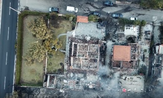ZJARRET PËRFSHIJNË GREQINË/ Pamje me dron, vatra të mbuluara me hi dhe tym që mbulon qiellin (VIDEO)