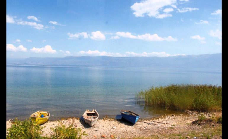 E RENDE NE POGRADEC/ Gjendet i pajetë trupi i një mashkulli buzë liqenit, dyshohet se…