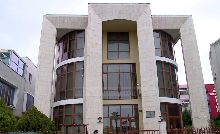 DOSJA E SPILLESË NË GJYKATË/ Tjetërsimi i tokës në bregdet, akuzohen 9 ish-zyrtarët që… (VIDEO)