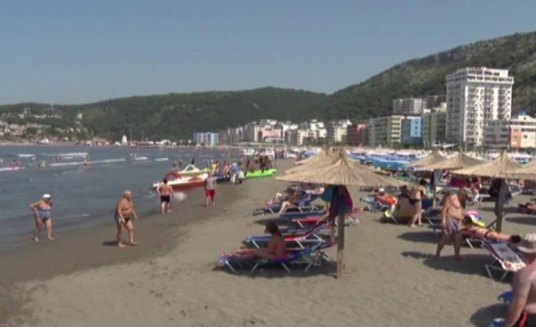 ÇRREGULLIMET E MOTIT/ Pas RESHJEVE të dendura “zbrazet” plazhi i Shëngjinit. Pushuesit drejt…