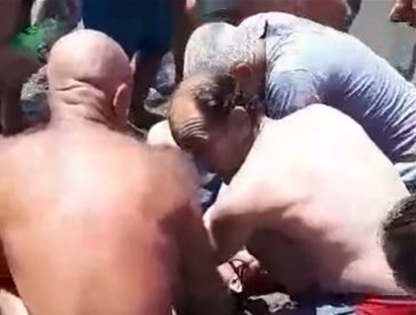 “Iku mor iku, jepi më fort…”/ PAMJET e RËNDA të 30-vjeçarit që u mbyt. Një burrë i rreh gjoksin për ta… (VIDEOJA)