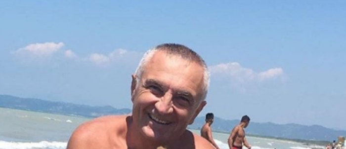 Presidenti Meta publikon FOTO nga plazhi me mikun e veçantë, ja ku po i kalon pushimet