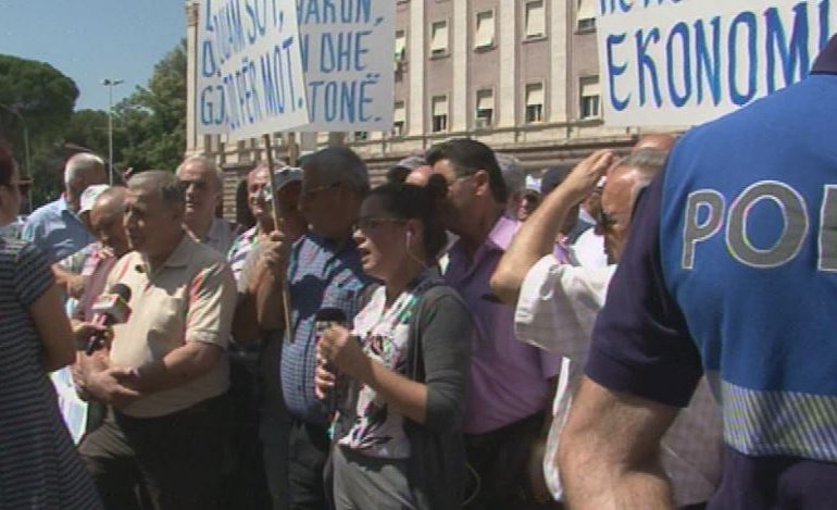 Protestë tek Kryeministria/ Minatorët kërkojnë miratimin e statusit, paralajmërojnë se…