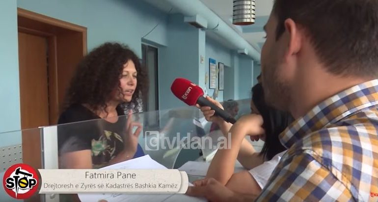 NDODH NË KAMËZ/ Qytetari 7 muaj pritje për NJË firmë nga Xhelal Mziu. Drejtoresha: Të dali kur të dali… (VIDEO)