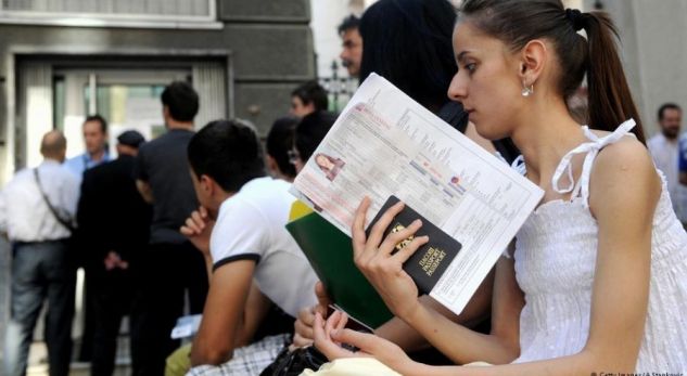 RAPORTI/ Pas shqiptarëve edhe serbët probleme me vizat e punës në…