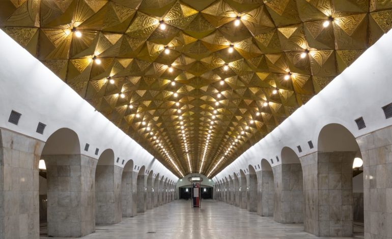 DIZAJNI NËNTOKËSOR/ Një udhëtim nëpër veprat e artit të metrosë së Moskës