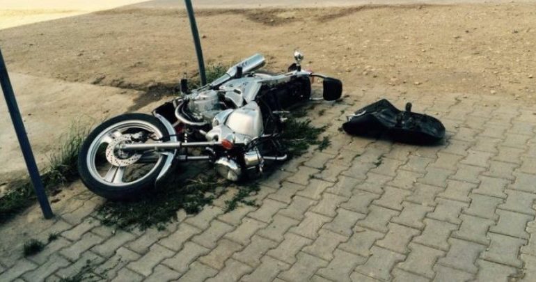 AKSIDENT NË SHKODËR/ 14 vjeçari përplas MOTORIN me makinën. Plagosen DY persona