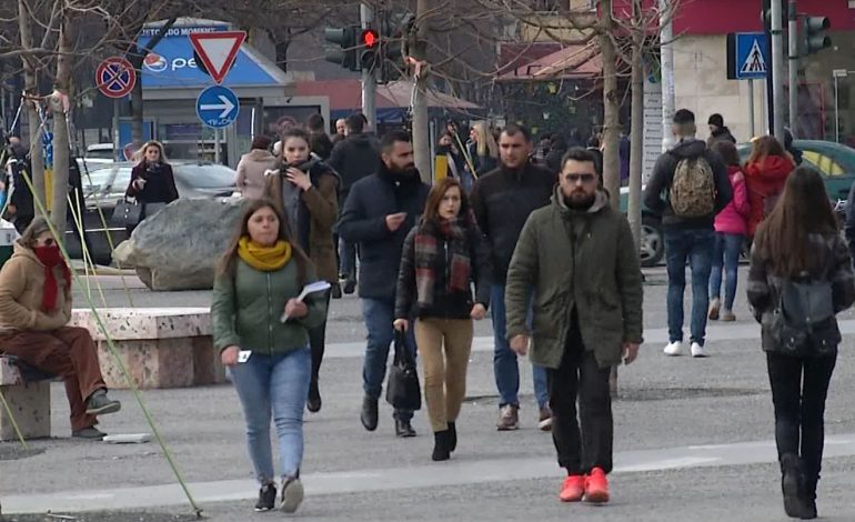 RAPORTI/ Eurostat: Europianët i shpenzojnë paratë për t’u argëtuar, shqiptarët për të mbijetuar