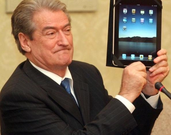 DEKLARATA PËR DIPLOMAT/ Pas postimit të Berishës reagon drejtori rrugëve: Ja ku i ke…