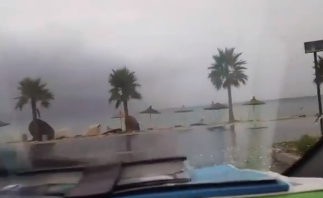 MOTI I KEQ NË TË GJITHË VENDIN/ Në Orikum çadrat FLUTUROJNË mbi makina. Deti vjen deri në… (VIDEO)