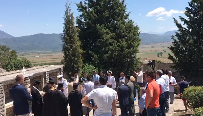 GJIROKASTËR/ Varrosen eshtrat e 100 ushtarëve grekë që u gjetën në Tepelenë. Gërmimet ende në proces…