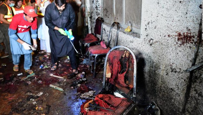 Sulm kamikaz në Pakistan në prag të zgjedhjeve, 20 të vdekur e qindra të plagosur