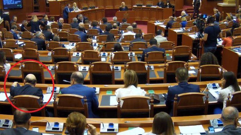 DY DEPUTETËT E LSI NDRYSHUAN KARTËN E BITRIT/ Balla nxjerr VIDEON: Shikoni se si…