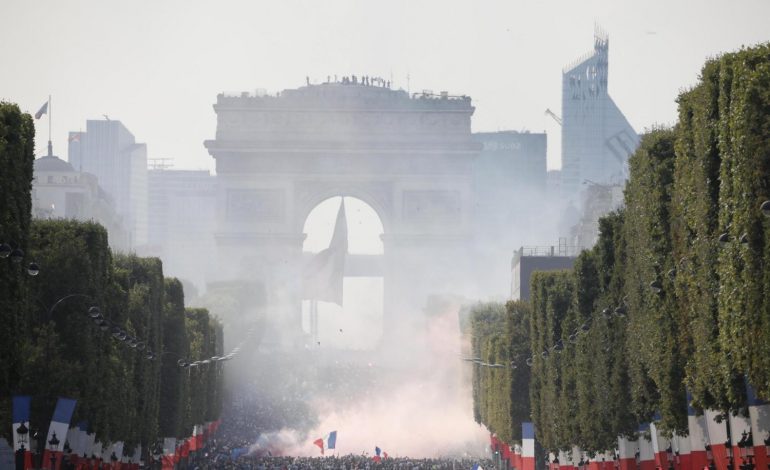 Franca kampione bote, tym e zjarr në Paris, shihni festën madhështore (VIDEO)