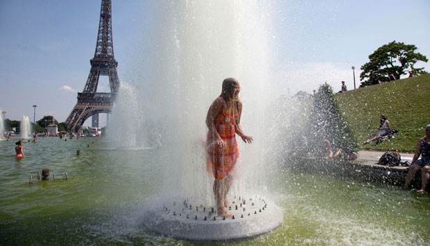 FRANCË/ Moti i nxehtë përfshin Parisin