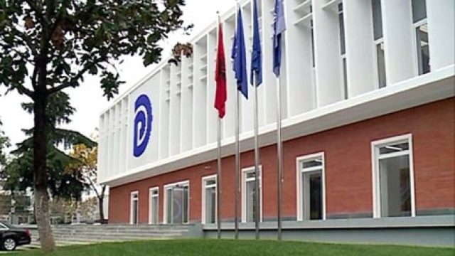 REAGIM NDAJ VENDIMEVE TË BASHKISË/ Deklaratë nga selia blu: Veliaj ka pushtuar Tiranën me tendera që…