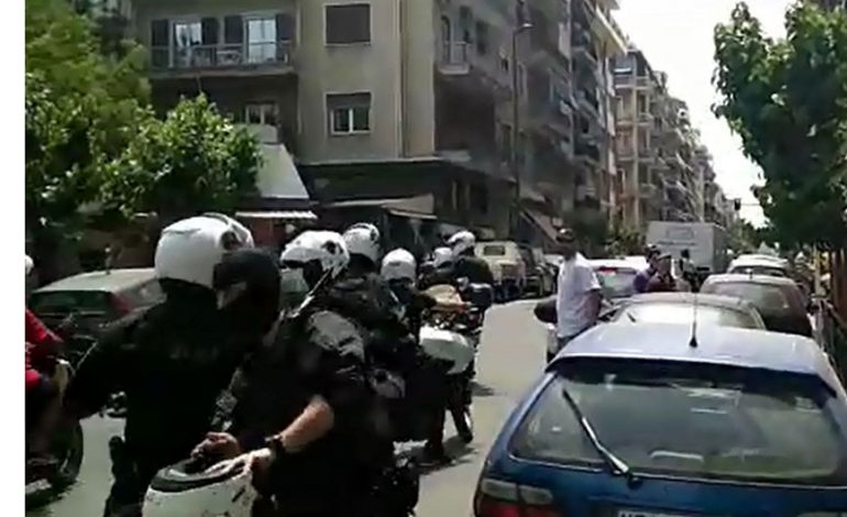 SI SKENA E NJË FILMI/ Shqiptarët, PËRLESHJE me armë në mes të Athinë. TRE burrat…