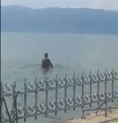 ÇUDIRA SHQIPTARE/ “Meqë po lahem në liqen, po marr dhe ato të brendshmet se…” (VIDEO)