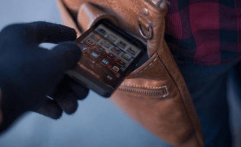 NDODH NË KAMËZ/ Të riut i VJEDHIN telefonin në mes të rrugës. Policia dyshon për…