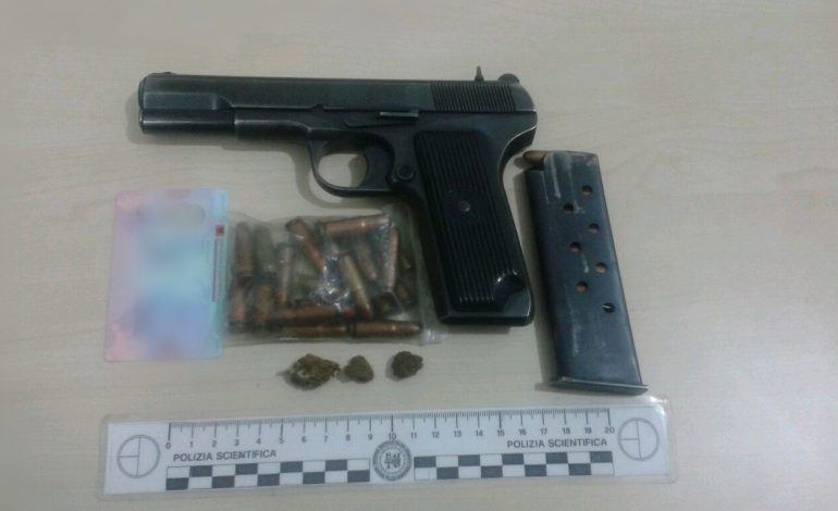 KAPET I “FORTI” KURBINIT/ Pinte kafe me PISTOLETË dhe HASHASH. Policia e gjeti duke…