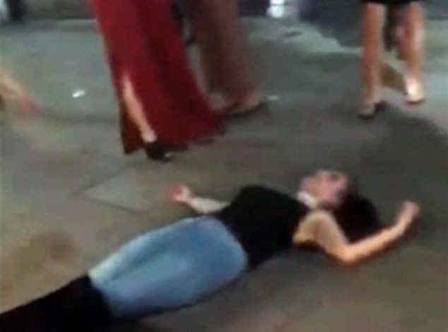 TRONDITËSE/ Vret vajzën në clubin e natës më pas dorëzohet në polici dhe… (VIDEO)