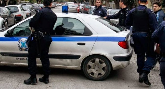 ZJARRI NË ATHINË/ Nisin grabitjet në banesat e përfshira nga flakët, arrestohen tre të rinj