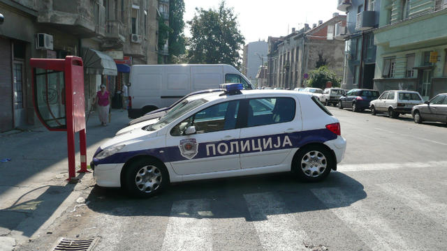 SEZONI TURISTIK/ Policët serbë gjejnë mënyra të reja. Kështu i përndjekin shoferët shqiptarë (FOTO)