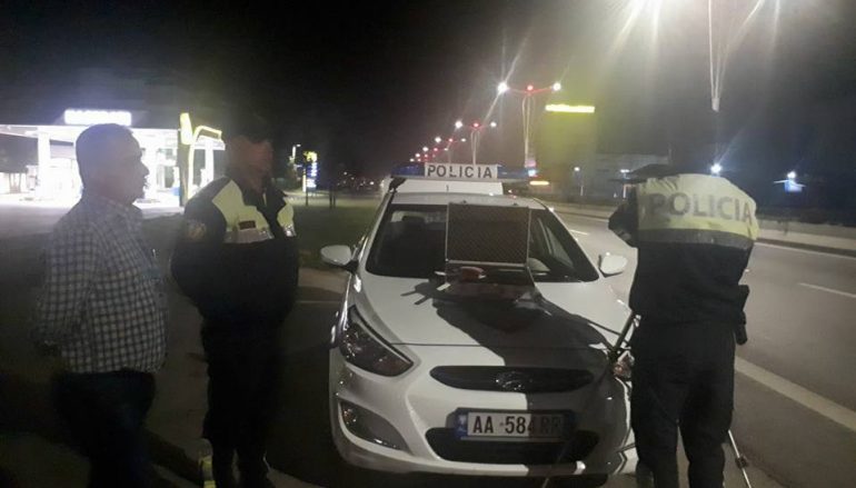 ÇFARE NDODHI GJATE NATES/ Dy të arrestuar në aksin Tiranë-Durrës. Policia kap shoferin me shpejtësi skëterrë… (VIDEO)