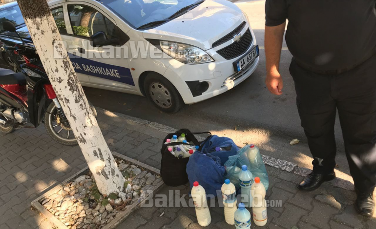 43 LITRA QUMËSHT QË SHITESHIN NË RRUGË/ AKU dhe Policia “AKSION” në Sarandë: Jashtë standarteve të…