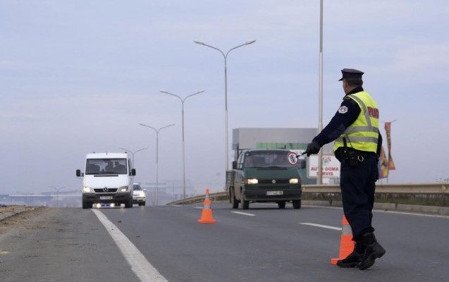 AKSIDENTI TRAGJIK NË AUTOSTRADË/ Makina përplaset me autobusin. Humbin jetën 5 persona…