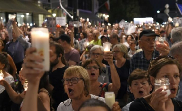 POLONI / Mijëra manifestues kundërshtojnë reformën në drejtësi