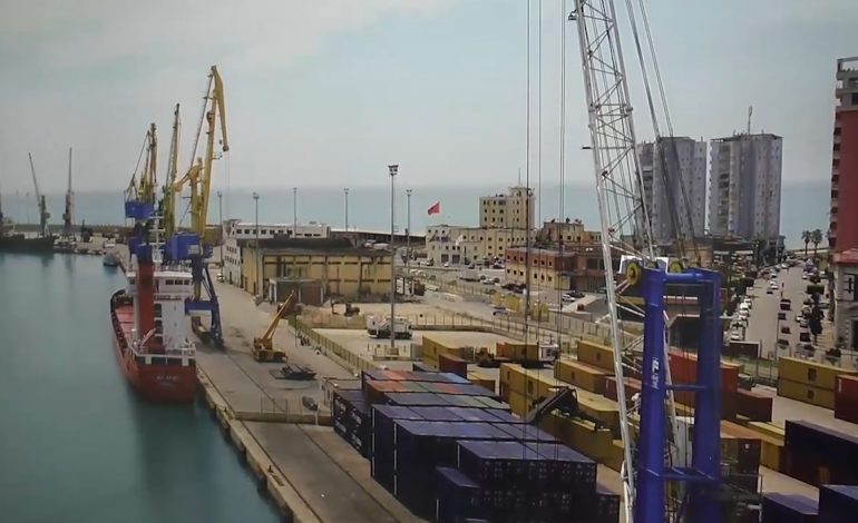 Konflikti me biznesin, anija me 500 ton kripë “arratiset” nga Porti i Durrësit pa lejen e autoriteteve