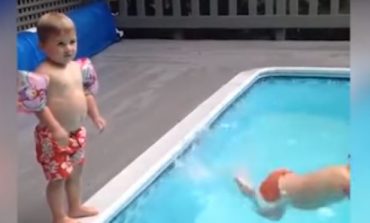 Mësime noti, zhytja e këtij fëmije është kthyer në "virale" (VIDEO)