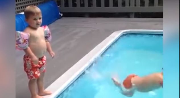Mësime noti, zhytja e këtij fëmije është kthyer në “virale” (VIDEO)