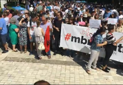 PROJEKTLIGJI PËR TEATRIN/ Nis protesta para Kuvendit, mesazh deputetëve: Mendohuni mirë mos u…