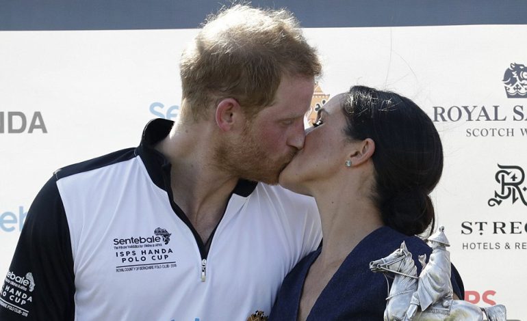 THYEJNË PROTOKOLLIN/ Meghan Markle dhe Princ Harry shkëmbejnë puthje pasionante