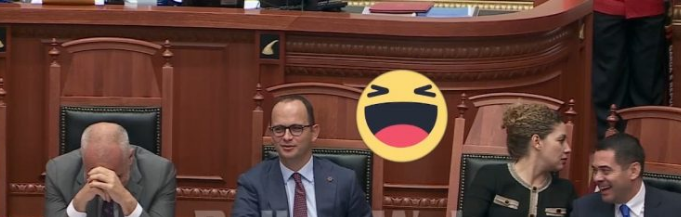 ÇFARË NUK U PA NË KUVEND/ Mes tensioneve e debateve, ministrat SHKRIHEN së qeshuri me… (VIDEO)