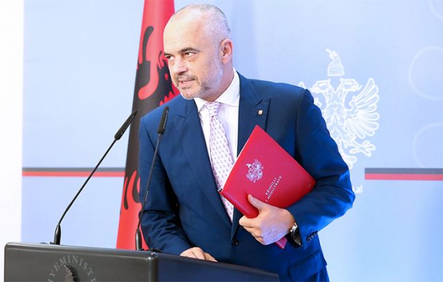 “SMILE ALBANIA”/ Kryeministri publikon pamjet, 1000 të rinj janë angazhuar që turistët të kenë … (VIDEO)
