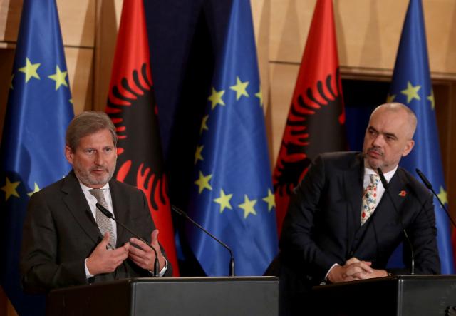 NEGOCIATAT/ Kryeministri Rama konferencë për shtyp me Komisionerin Hahn: Jemi gati procesin…