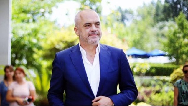 FTESE NE KRYEMINISTRI/ Rama mirëpret qytetarët në ekspozitën e rrallë me harta të vjetra dhe… (VIDEO)